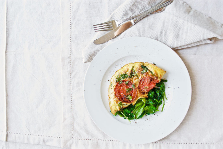 Омлет с томатами и базиликом